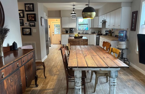 La Grange Cottage | Cozy & Comfortable Cottage just minutes off the La Grange Square. Pet Friendly.