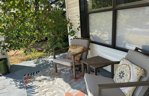 La Grange Cottage | Cozy & Comfortable Cottage just minutes off the La Grange Square. Pet Friendly.