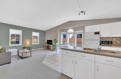 Burlington Apartment | Cozy & Comfortable, Downtown, Parking | TJS2