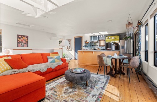 Lacey House | Cozy, comfortable, peaceful, unique lakeside house w beautiful views/Olympia