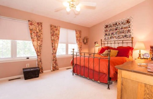 Fairfax House | Cozy comfortable townhome- your home away from home!