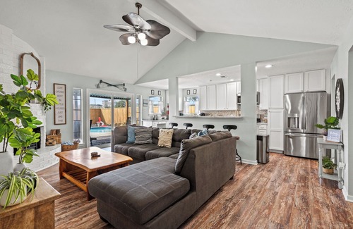 El Lago House | "Cozy Comforts of Home" Private POOL, 5 mins from Kemah Boardwalk & NASA