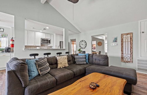 El Lago House | "Cozy Comforts of Home" Private POOL, 5 mins from Kemah Boardwalk & NASA