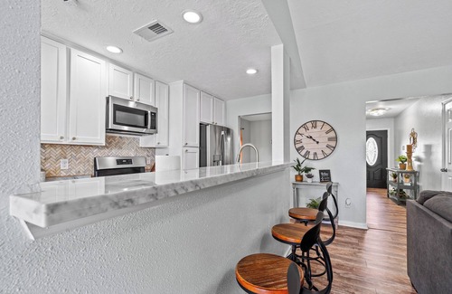 El Lago House | "Cozy Comforts of Home" Private POOL, 5 mins from Kemah Boardwalk & NASA