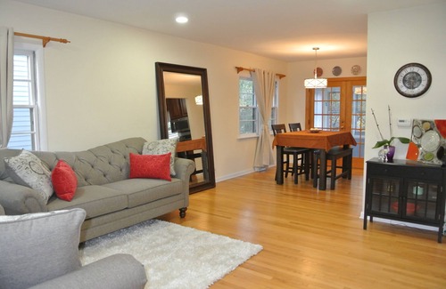 Glen Ellyn House | Cozy, comfy, convenient, w/a touch of modern located in beautiful Lake Ellyn!