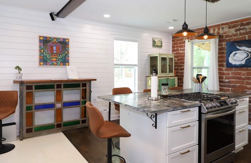 Navy Point Cottage | Cozy Comfy Home and game room, near NAS & downtown