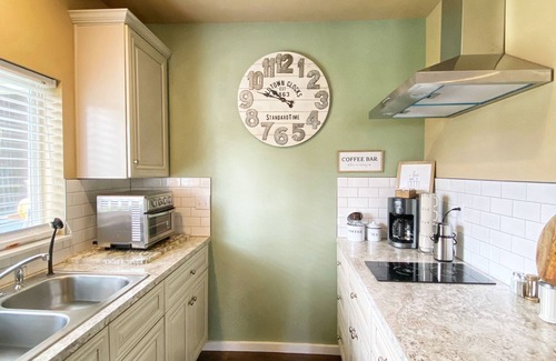 Summit Cottage | Cozy & Comfy Vickery Cottage, Tacoma WA