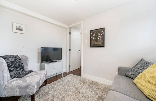 Hastings House | Cozy Commercial Drive Suite