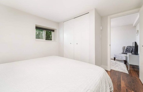 Hastings House | Cozy Commercial Drive Suite