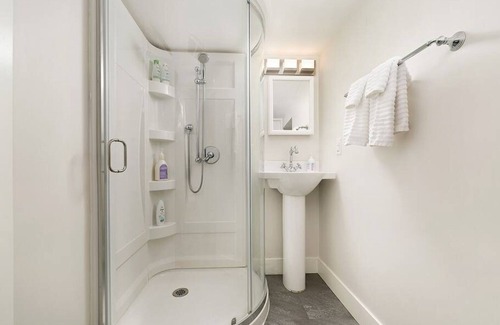 Hastings House | Cozy Commercial Drive Suite