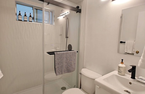 Grandview-Woodland Apartment | Cozy Commercial Oasis - Private Entrance Studio - 10 min to Downtown Vancouver