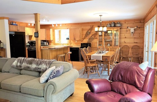 The Blue Mountains Cabin | Cozy Confederation Log Home. Georgian Bay Living! Close to everything!
