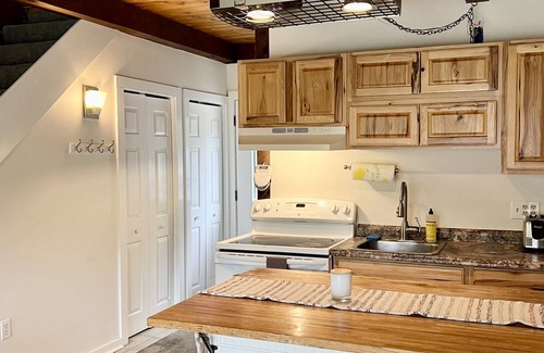 Bennington Condo | COZY CONDO ACROSS THE STREET FROM CROTCHED MOUTIAN SKI&RIDE