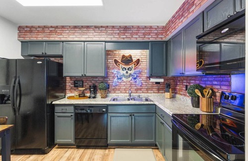 Music Row Condo | Cozy Condo by Music Row - Walk to Restaurants, Bars & Music