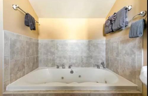 Mammoth Lakes Apartment | Cozy Condo in Mammoth with 2 parking spots! Ski,Snowboard, Ice skate!