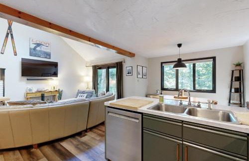 Lincoln Apartment | Cozy Condo In The Woods