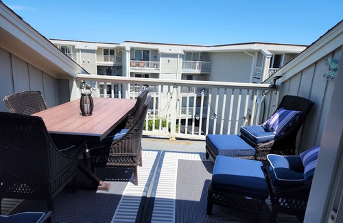 North Carolina Coast Condo | Cozy condo located one block from Carolina Beach and Freeman Park.