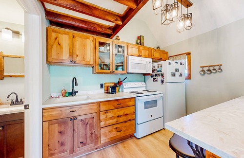Proctorsville Condo | Cozy condo near skiing with fireplace & deck