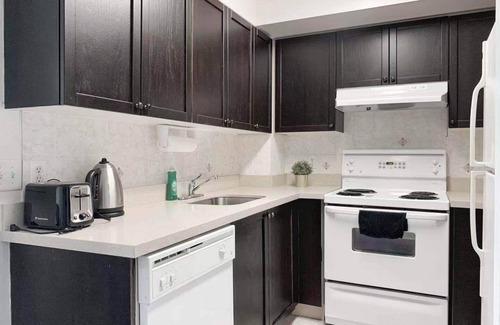Newtonbrook Apartment | Cozy condo w/Free Parking/Gym