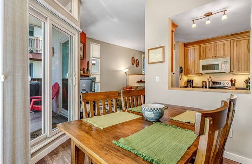 Warren Condo | Cozy Condo w/Hot Tubs, Tennis, & Three Pools - Near the Slopes & Golf