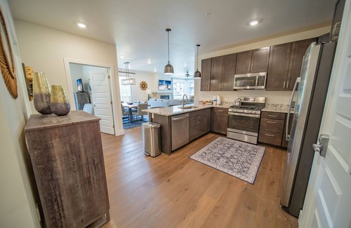 Lakeside Village Condo | Cozy Condo with Fireplace & Breathtaking Views