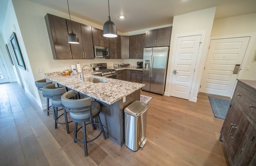 Lakeside Village Condo | Cozy Condo with Fireplace & Breathtaking Views