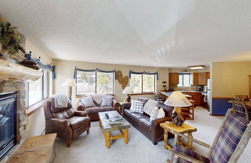 Christie Heights Condo | Cozy condo with ski-in access, hot tub, and mountain views