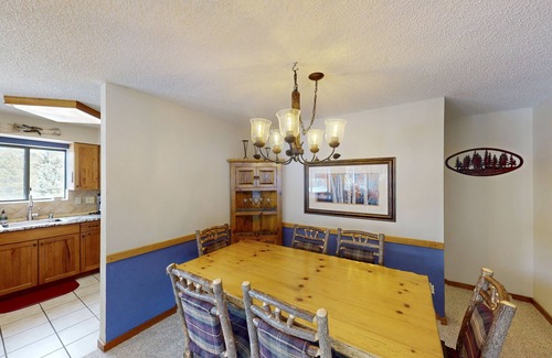 Christie Heights Condo | Cozy condo with ski-in access, hot tub, and mountain views