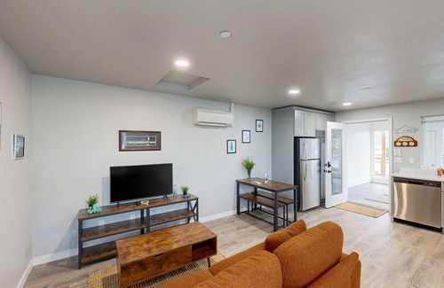 Florence Condo | Cozy condo with sun room, washer & dryer, close to the river