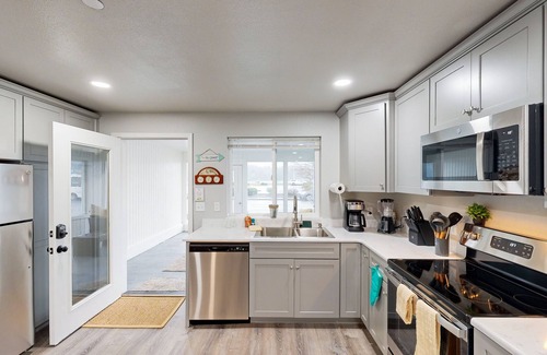 Florence Condo | Cozy condo with sun room, washer & dryer, close to the river