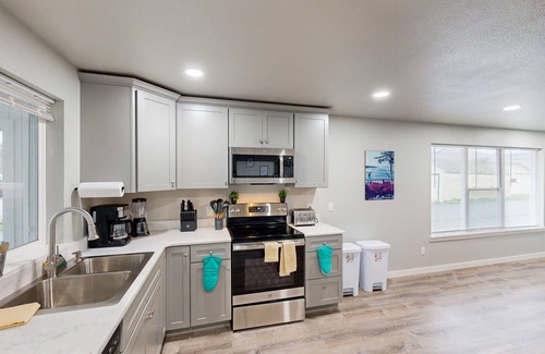 Florence Condo | Cozy condo with sun room, washer & dryer, close to the river
