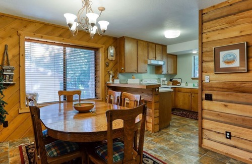 Lakeshore Condo | Cozy Condo with WiFi, Pool & Hot Tub - Near the Huntington Lake Marina