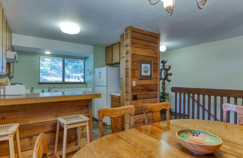 Lakeshore Condo | Cozy Condo with WiFi, Pool & Hot Tub - Near the Huntington Lake Marina