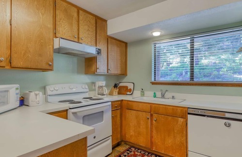 Lakeshore Condo | Cozy Condo with WiFi, Pool & Hot Tub - Near the Huntington Lake Marina