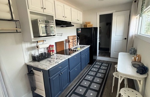 Montgomery Cabin | Cozy container cabin with WiFi and AC in lovely Richards