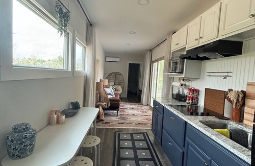 Montgomery Cabin | Cozy container cabin with WiFi and AC in lovely Richards