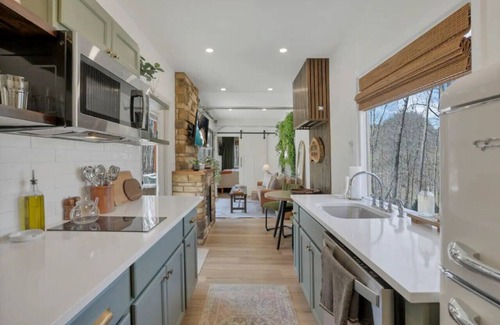 Logan Apartment | Cozy Container Home | Hot tub + Fire pit