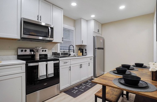Akron House | Cozy contemporary 3-bedroom Heights house with WiFi and AC in Akron
