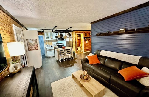 Olive Hill Cottage | Cozy, Contemporary Cottage on the Creek!