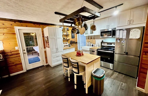 Olive Hill Cottage | Cozy, Contemporary Cottage on the Creek!