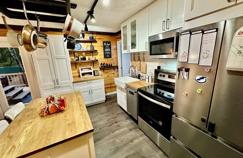 Olive Hill Cottage | Cozy, Contemporary Cottage on the Creek!