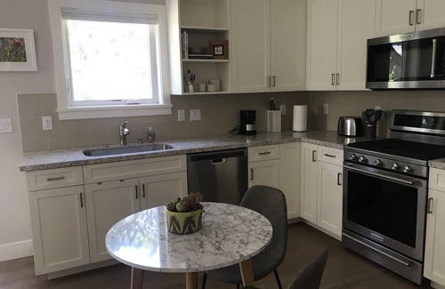 Lafayette Cottage | Cozy contemporary cottage in downtown Lafayette near shops and restaurants
