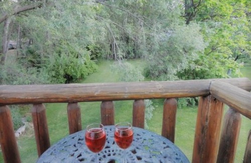 Cornville House | Cozy contemporary waterfront property cabin near Sedona.