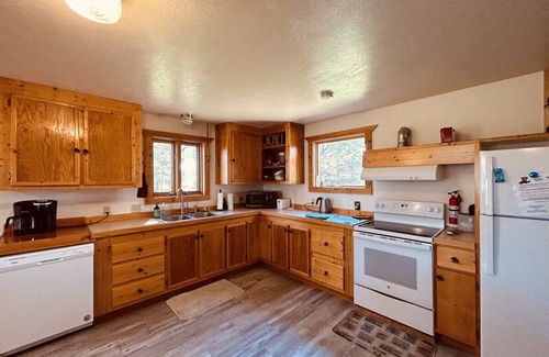 Last Chance House | Cozy & Convenient | Excellent Fishing Location - Wild West Layover