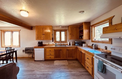 Last Chance House | Cozy & Convenient | Excellent Fishing Location - Wild West Layover