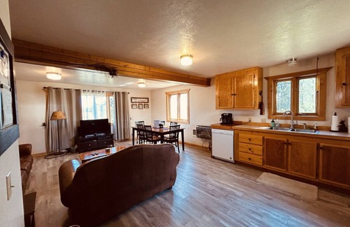 Last Chance House | Cozy & Convenient | Excellent Fishing Location - Wild West Layover