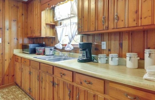 Macon House | Cozy & Convenient Macon Home ~ 3 Mi to Town!