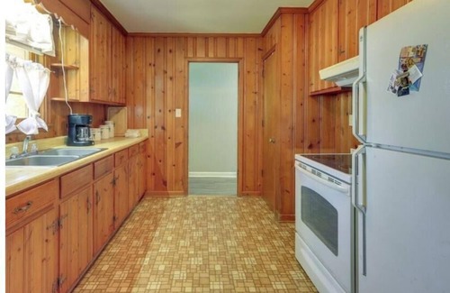 Macon House | Cozy & Convenient Macon Home ~ 3 Mi to Town!