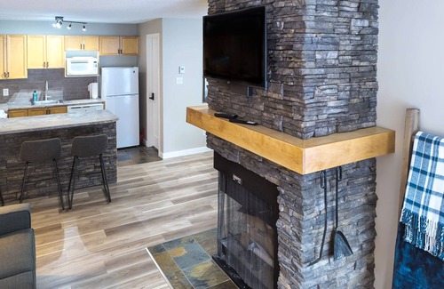 East Kootenay Condo | Cozy & Convenient Mountain Getaway | Ski In/Out | Hot Tub | Fireplace | Sleeps 8