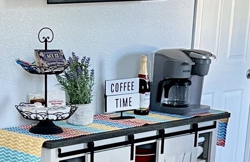 Aransas Pass House | Cozy Corner Cottage in Aransas Pass, super close to beaches and boat launches.